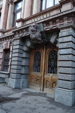 Karanlık pervazlı güzel bir giriş ve Odessa 'daki binalardan birine sahte kapılar..