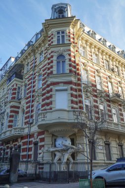 Odessa 'da gökyüzünü tutan Atlantislilerin heykeli olan eski bir evin cephesi..