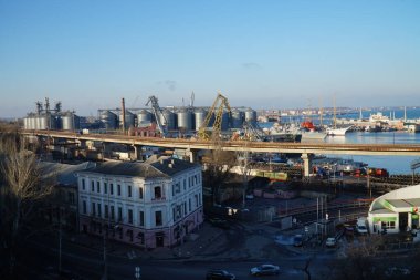Odessa seti boyunca liman ve köprü manzarası.