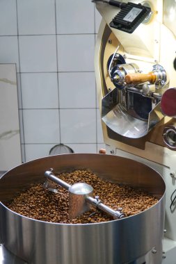 Yeşil kahve çekirdekleri için kızartma makinesi..