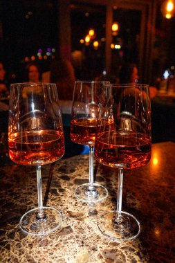 Restorandaki masada gül şarabı olan bardaklar..