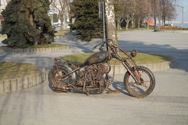 Escultura Bronce Una Motocicleta Terraplén Ciudad Dnipro Junto Escultura Love —  Fotos de Stock