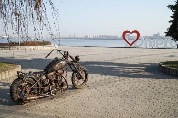 Escultura Bronce Una Motocicleta Terraplén Ciudad Dnipro Junto Escultura Love — Foto de Stock