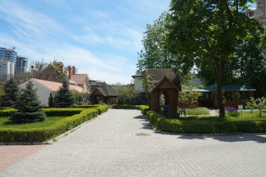 Güzel çiçekler ve Odessa 'nın merkezinde bakımlı bir park..