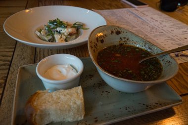 Geleneksel bir Ukrayna çorbası, ekşi kremalı..