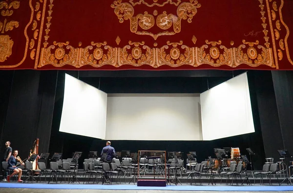 Der Weinrote Vorhang Fällt Mit Dem Orchester Auf Die Bühne — Stockfoto