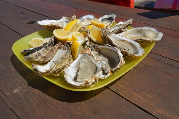 新鮮な牡蠣とレモンのプレート — ストック写真