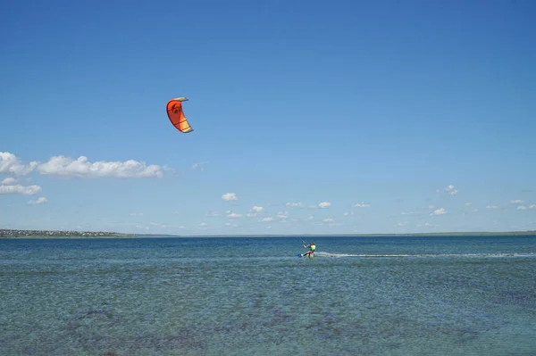 Der Mann Ist Windsurfer Rollen Auf Der Oberfläche Ruhigen Wassers — Stockfoto