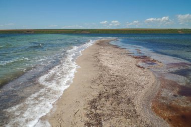 Deniz tükürüğü haliçleri ikiye ayırır, bir tarafta fırtınalar, diğer tarafta sakin sular..