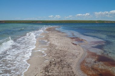 Deniz tükürüğü haliçleri ikiye ayırır, bir tarafta fırtınalar, diğer tarafta sakin sular..