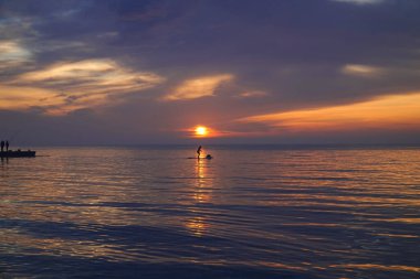 Karadeniz 'in üzerinde şafak vakti ve kanoyla gezen bir adam onunla tanışır..