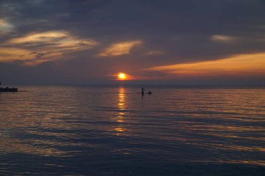 Karadeniz 'in üzerinde şafak vakti ve kanoyla gezen bir adam onunla tanışır..