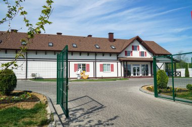 Ukrayna 'nın Shabo kasabasındaki Avrupa peynir fabrikasının ana girişi..