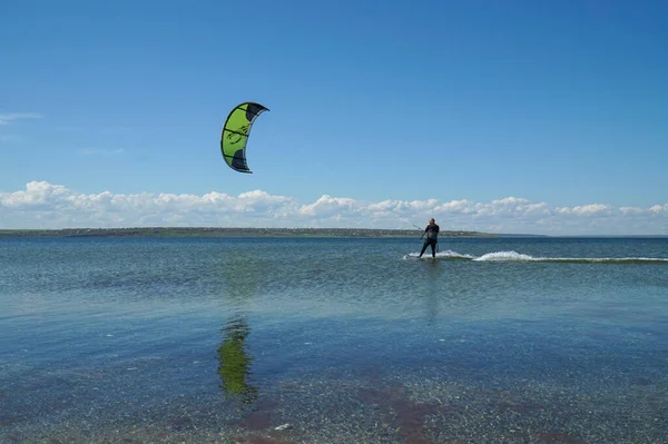 Der Mann Ist Windsurfer Rollt Auf Der Oberfläche Des Ruhigen — Stockfoto