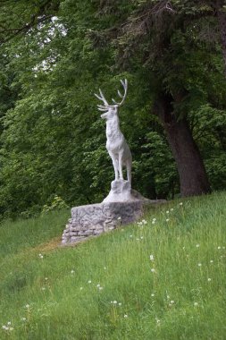 Geyik heykeli Kamenets-Podolsky şehrinin bir sembolüdür. Geyik şehre ve Smotrych nehrinin kanyonuna tepeden bakıyor..