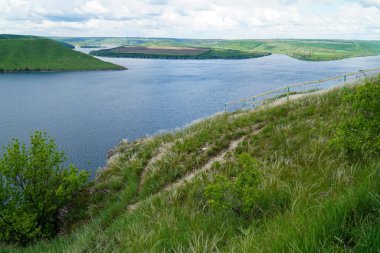 Dinyester Nehri rezervuarındaki Bakota Doğa Koruma Alanı Panoraması.