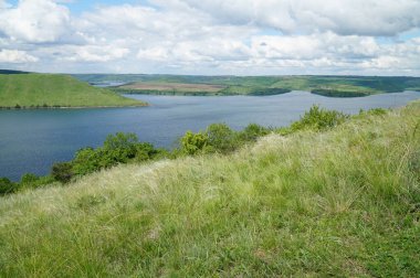 Dinyester Nehri rezervuarındaki Bakota Doğa Koruma Alanı Panoraması.