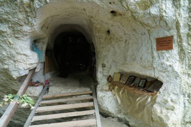 Yıllık Bakota kasabasındaki mağara manastırının kalıntıları, 11-15 yüzyıl..