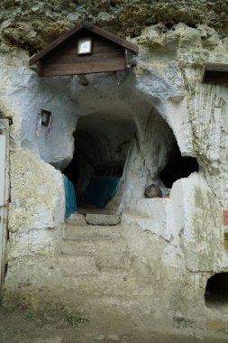 Bakota, Khmelnytsky bölgesi, Ukrayna - 05: 23 2021 Yıllık Bakota kasabasının mağara manastırının kalıntıları, 11-15 yüzyıl.