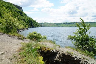 Dinyester rezervuarının kıyısındaki Bakota 'daki kumsal..