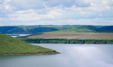 Dinyester Nehri rezervuarındaki Bakota Doğa Koruma Alanı Panoraması.