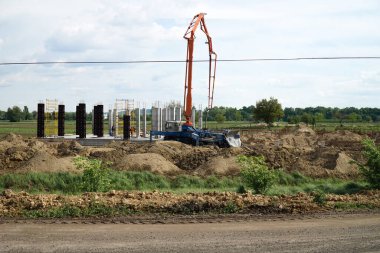 Çalışan makineler, inşa eden ve tamir eden yollar.