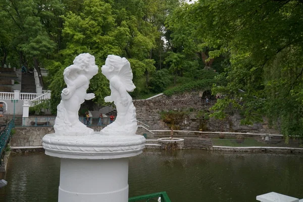 Une Statue Anges Amoureux Sur Rive Lac Des Cygnes Kamyanets — Photo