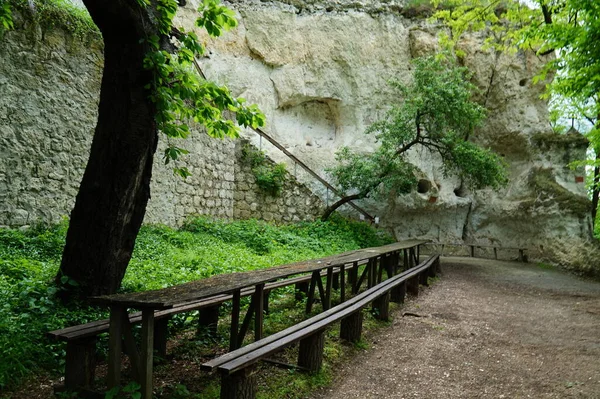 Bakota, Khmelnytsky bölgesi, Ukrayna - 05: 23 2021 Yıllık Bakota kasabasının mağara manastırının kalıntıları, 11-15 yüzyıl.
