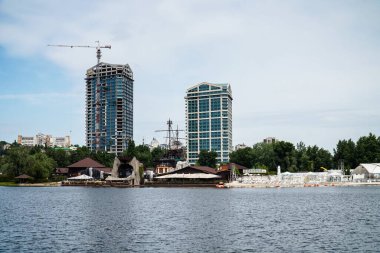 Dnipro şehrindeki Dinyeper nehrinin kıyısında güzel gökdelenler..