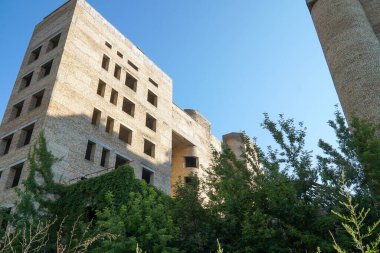 Boş pencereleri olan bitmemiş çok katlı bina.      