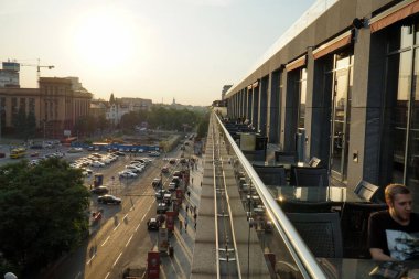 Akşam saatlerinde Dnipro şehrinin merkez caddesinin en üst manzarası.
