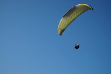 Hava akımları sayesinde bir paraglider uçuyor. Aşırı hobi..