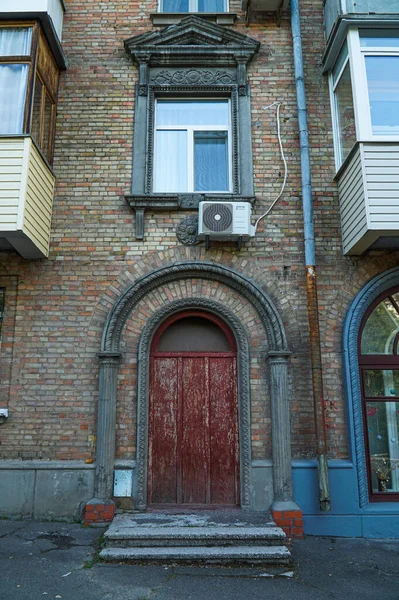 基辅街头房屋的古老入口 — 图库照片