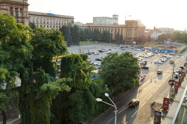 Akşam saatlerinde Dnipro şehrinin merkez caddesinin en üst manzarası.