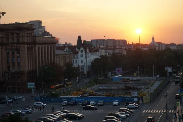 Dnipro şehrinin merkez meydanında gün batımı. Yukarıdan görüntüle.