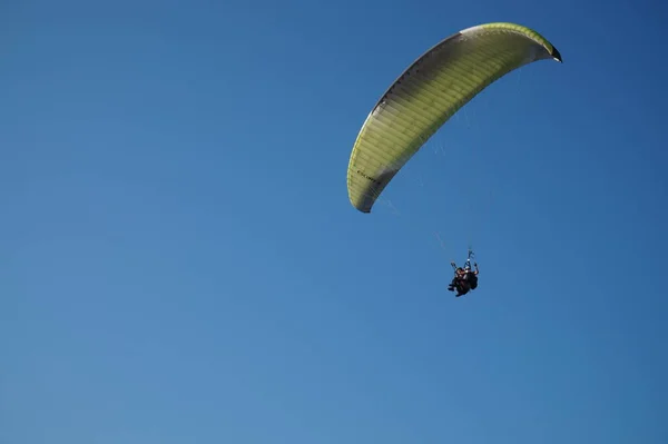 Parapente Volando Gracias Las Corrientes Aire Pasatiempo Extremo —  Fotos de Stock