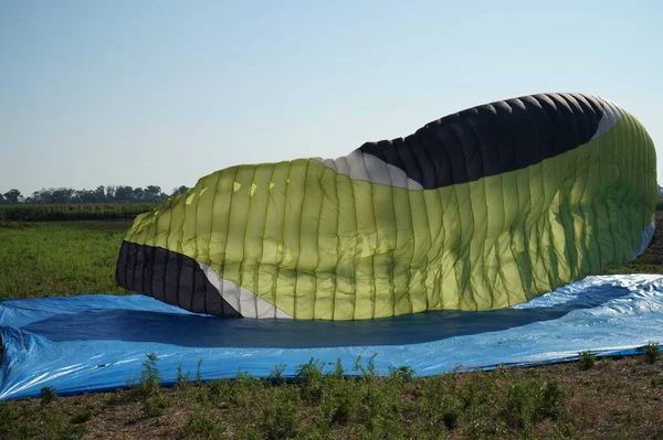 Paraglider Som Flyger Tack Vare Luftströmmarna Extrem Hobby — Stockfoto