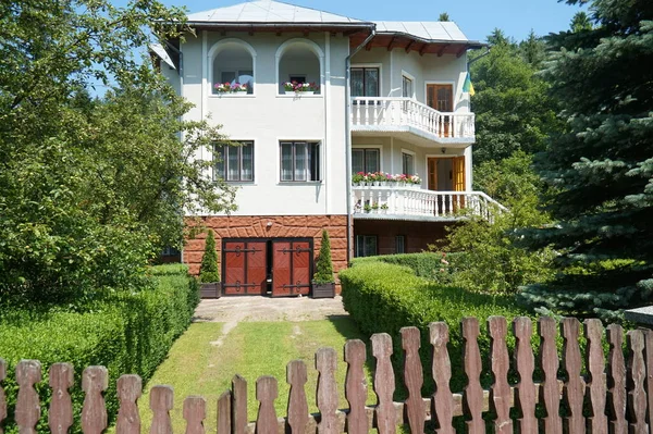 Karpat Dağları 'ndaki yazlık evde. Ukrayna
