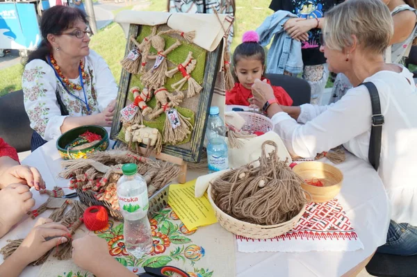 Pribrezhny parkında tezgah ve yüksek lisans dersleri. Dinyeper 'da Bağımsızlık Günü Kutlanıyor.