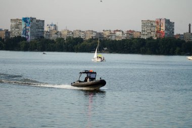 Bir polis teknesi Dinyeper Nehri 'nden geçiyor..   