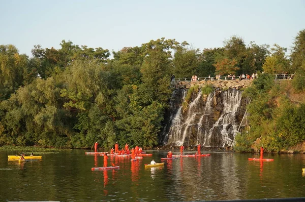 Uma Equipe Pessoas Flap Flutua Após Cachoeira — Fotografia de Stock