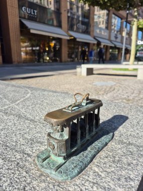 Dnipro Caddesi 'ndeki bir bronz tramvayın minyatürü şehrin tarihini simgeliyor..