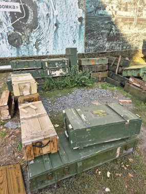 Rusya-Ukrayna savaşında kullanılan mermilerin altındaki tahta kutular..