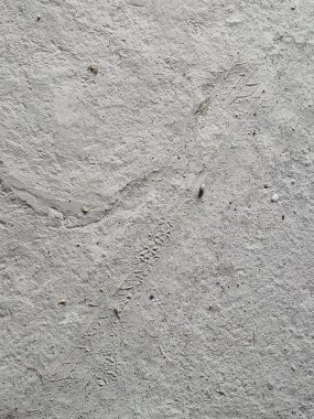 Beton zeminde lastik izi var..