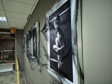 Cadılar Bayramı için örümcek ağlarıyla süslenmiş spor salonundaki dansçıların görüntüleri.