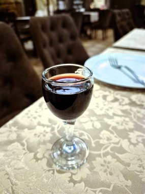 Masada bir bardak alkollü içecek var..