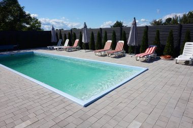 Küçük bir havuz ve etrafında güneşlenirler.