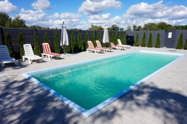 Küçük bir havuz ve etrafında güneşlenirler.