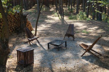 Açık hava parkında dinlenmek için sandalyeler.