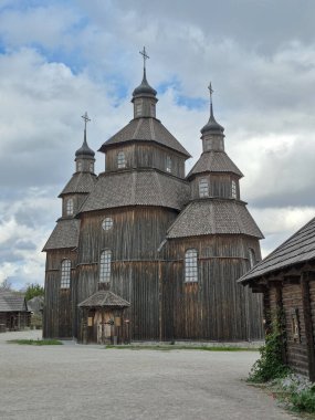 Ukrayna 'daki Dinyeper Nehri' ndeki Khorytsia adasında eski bir Kazak kilisesinin kopyası.